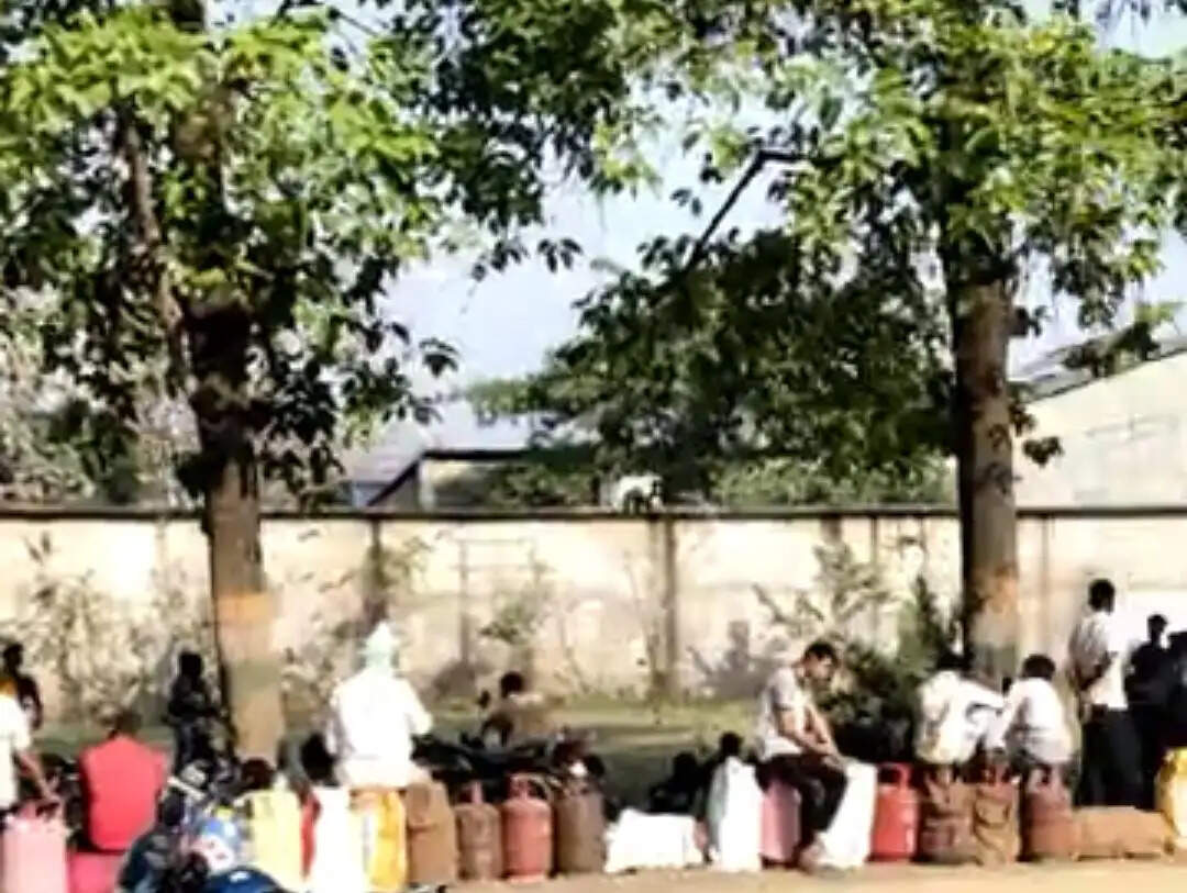 चिलचिलाती धूप में गैस सिलेंडर के लिए झुलस रहे उपभोक्ता