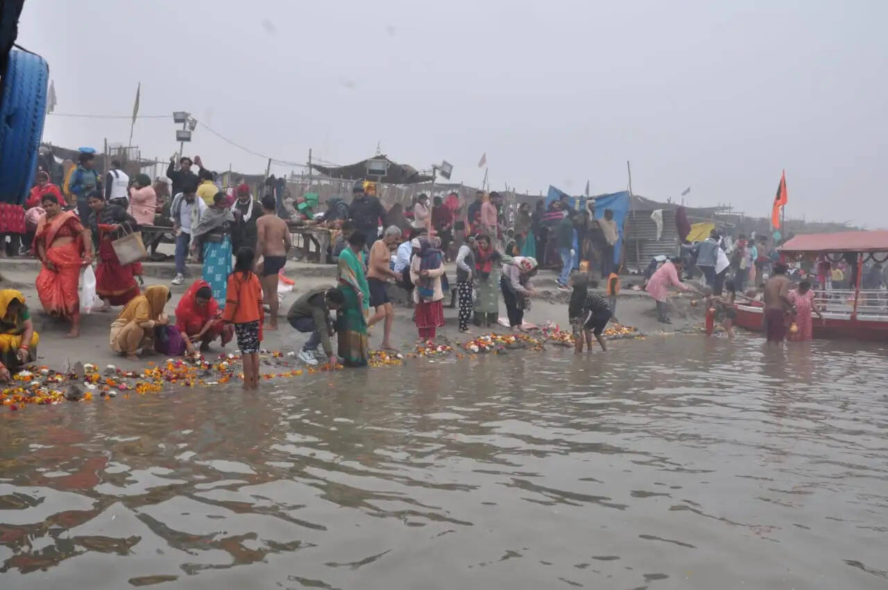 कानपुर&nbsp;में&nbsp;मौनी अमावस्या पर&nbsp;श्रद्धालुओं ने&nbsp;गंगा&nbsp;में&nbsp;लगाई&nbsp;डुबकी