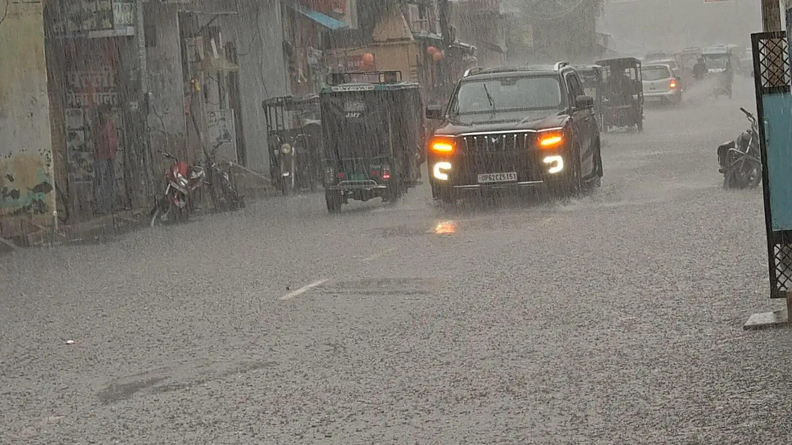 मूसलाधार बारिश से जौनपुर में जनजीवन प्रभावित, जलभराव से सड़कें डूबीं, परिषदीय विद्यालयों में रहा अवकाश