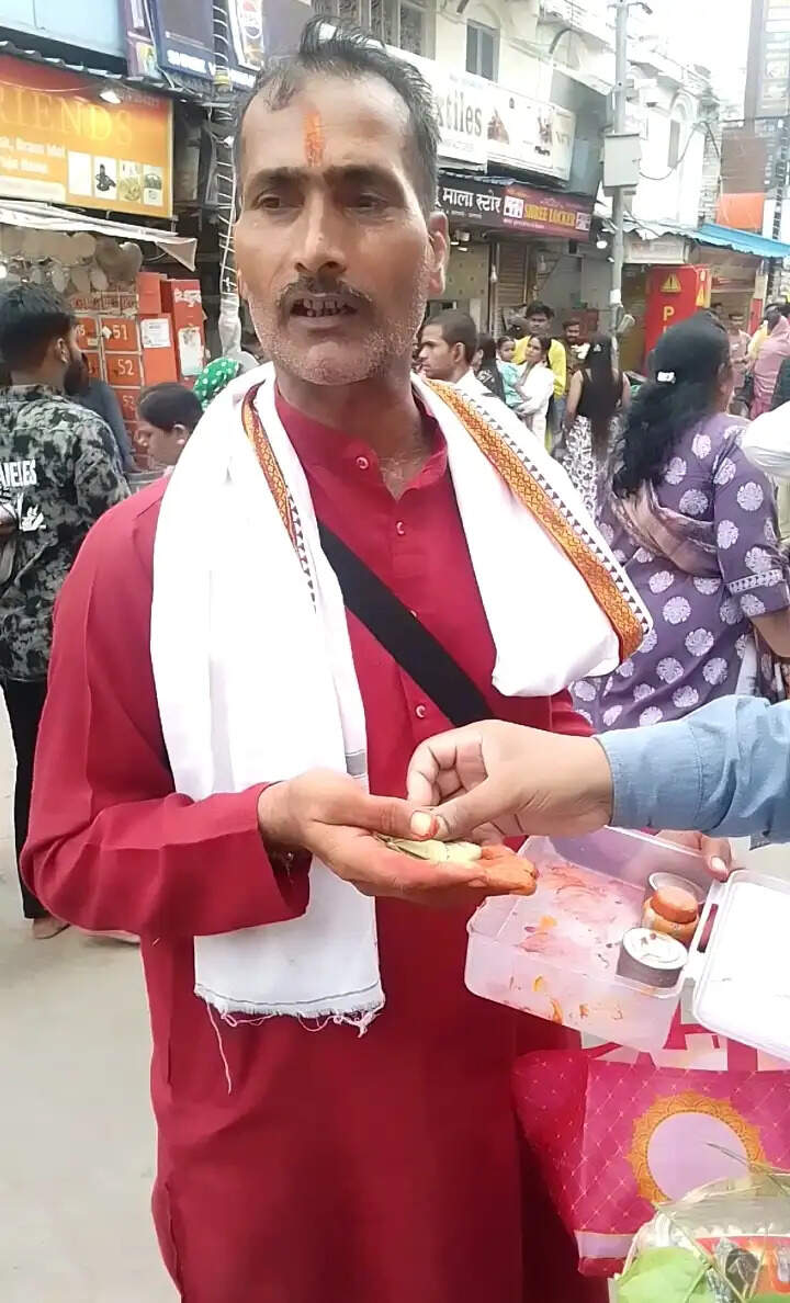श्री काशी विश्वनाथ मंदिर के बाहर टीका लगाने वालों पर कसा शिकंजा