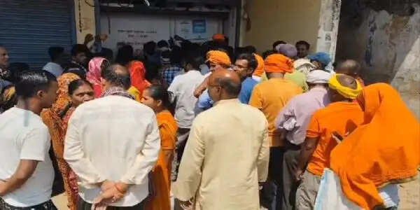 गैस एजेंसियों के चक्कर काट रहे लोग, छात्रों और मजदूरों के सामने खाने का संकट