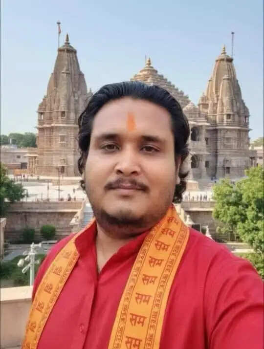 डिवाइडर से टकराकर घायल बाइक सवार की मौत