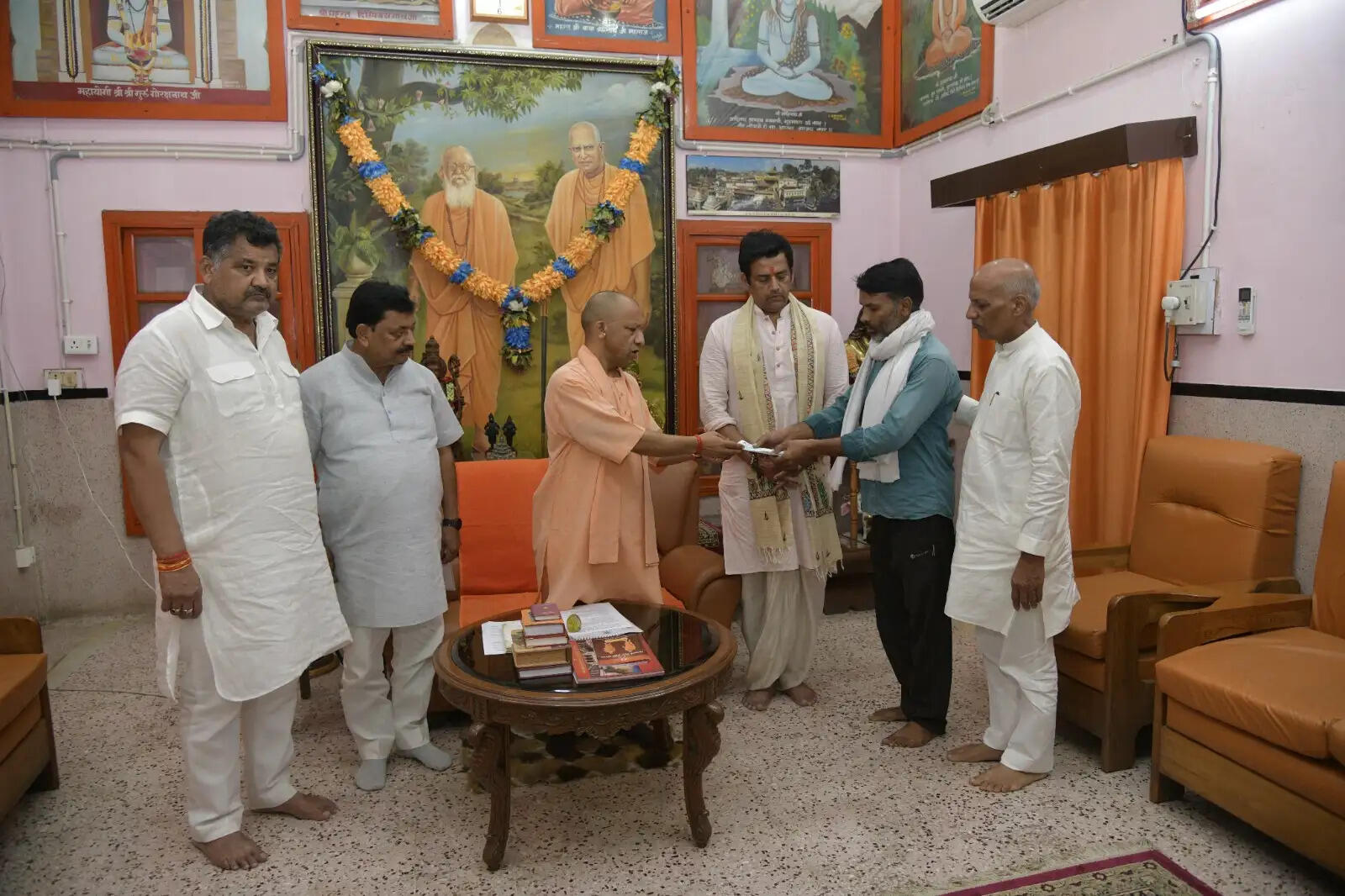 सीएम योगी ने दो परिवारों को दी आर्थिक सहायता