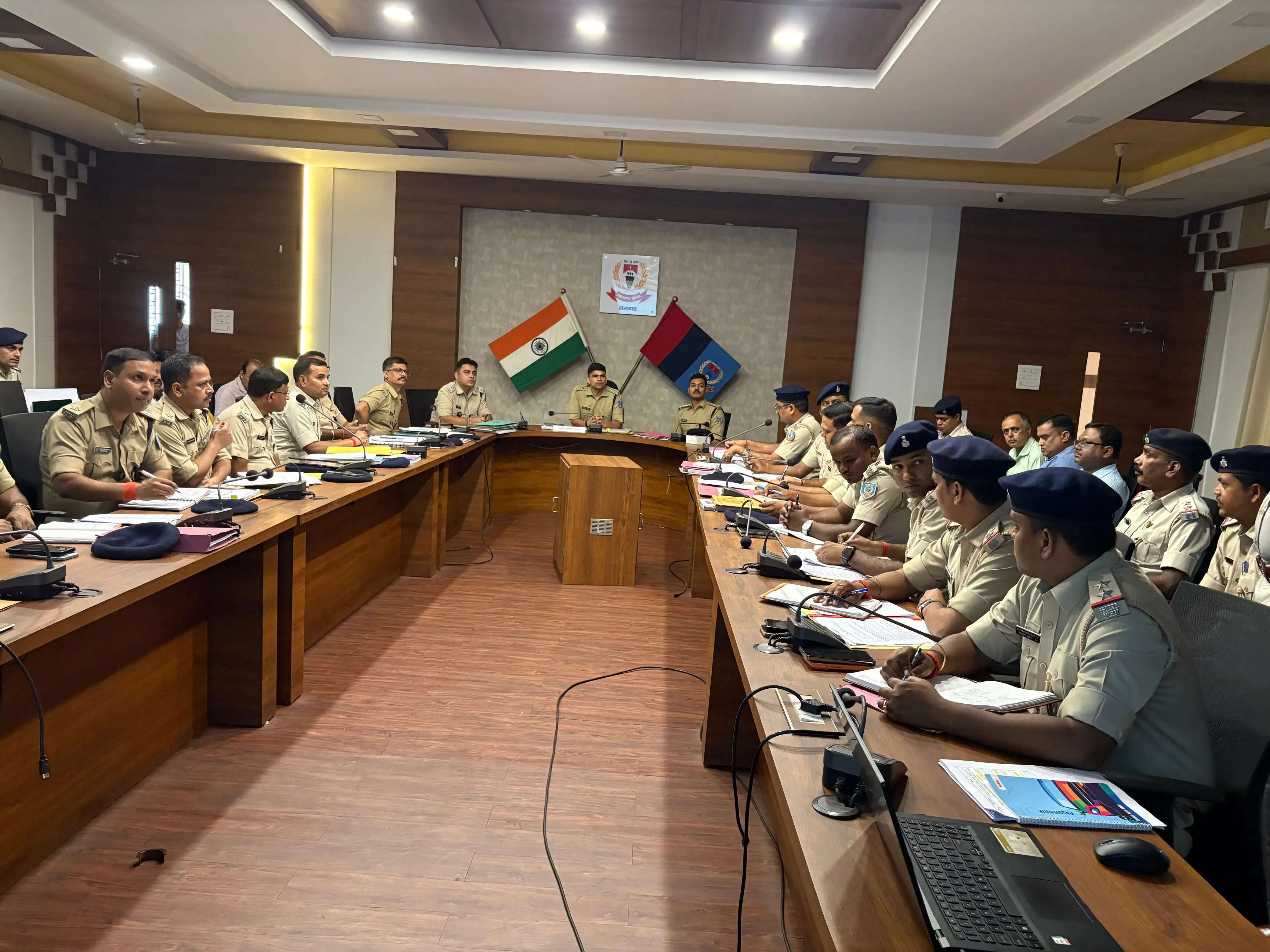 एसपी ने आयोजित की पुलिस सभा, सुनी समस्याएं