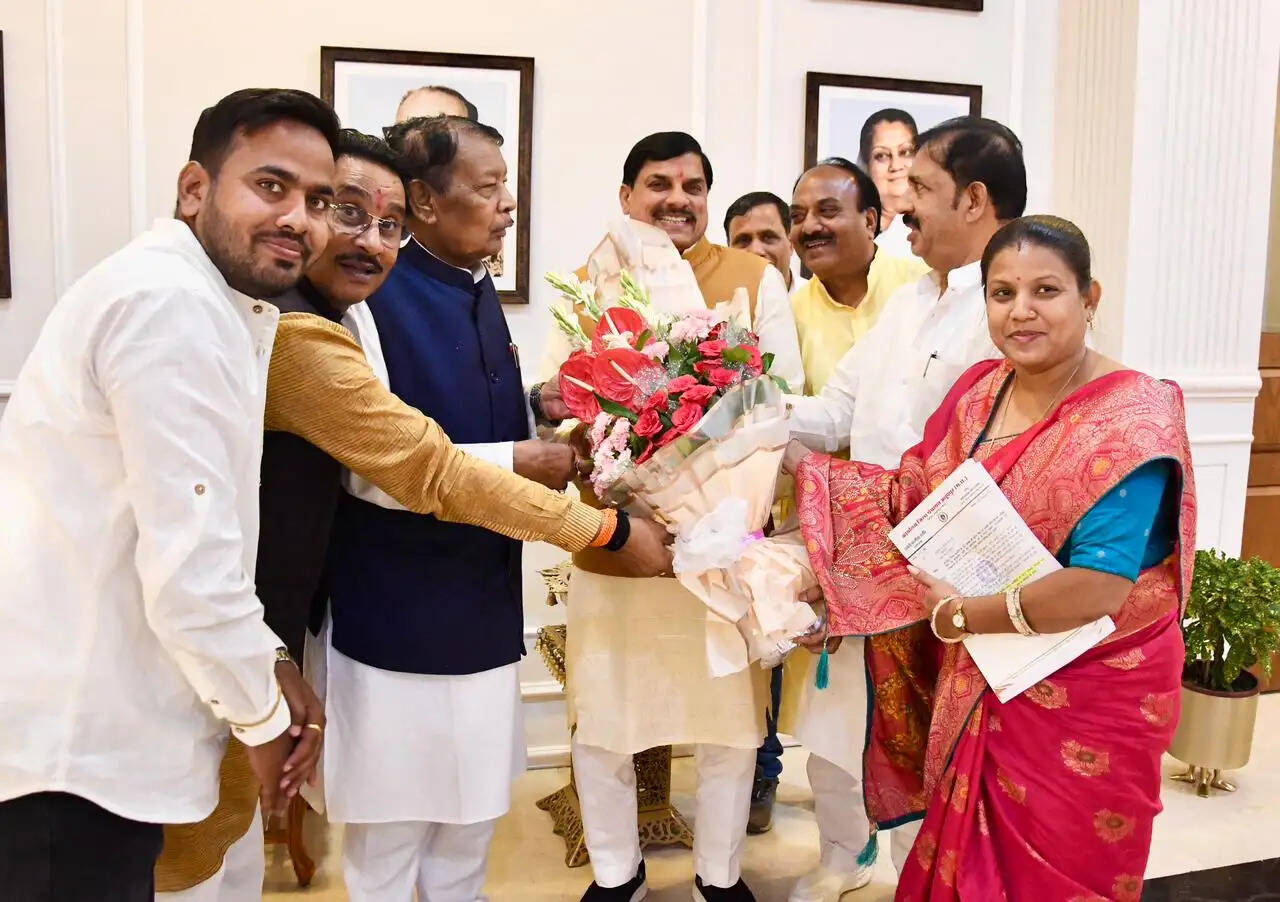 अनूपपुर: मुख्यमंत्री से मिले अनूपपुर विधायक और जनप्रतिनिधि, स्वास्थ्य सुविधाओं और जिले के विकास को लेकर सौंपा ज्ञापन