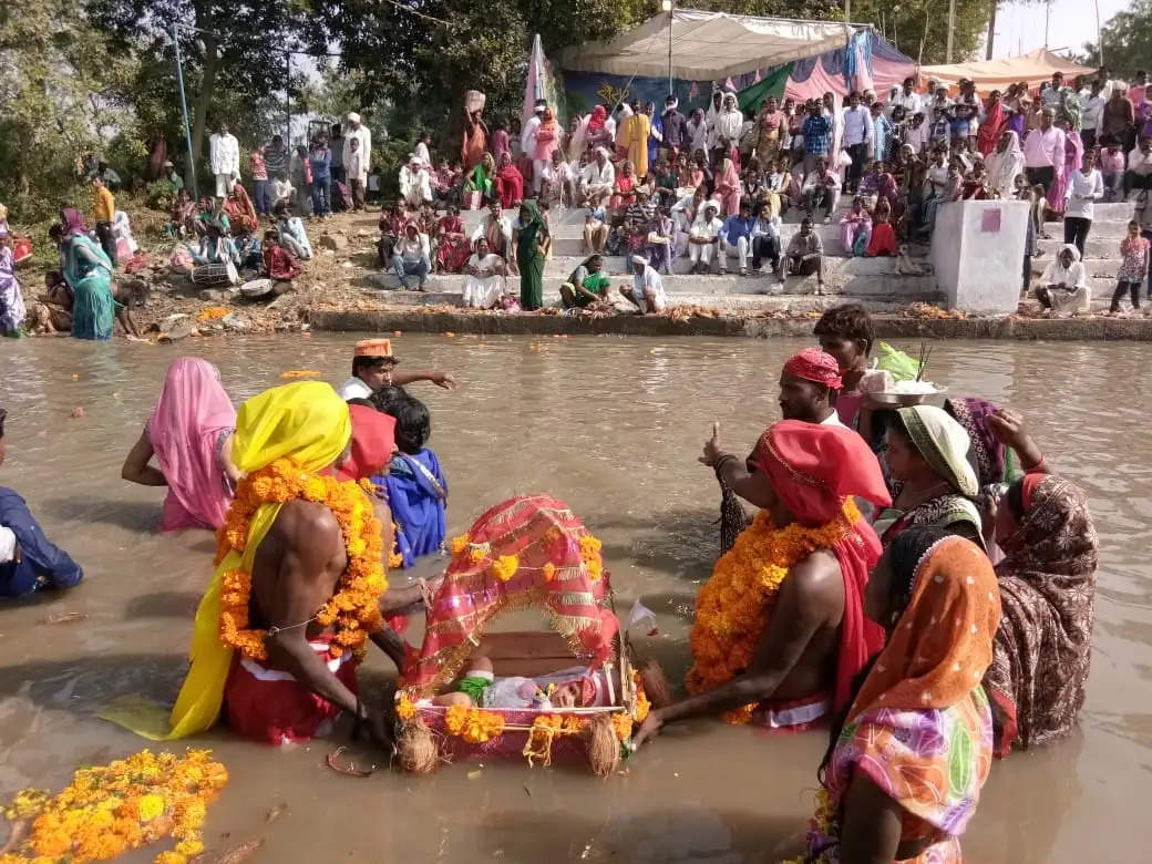 परंपरा: मप्र के बैतूल जिले के भैंसदेही की पूर्णा नदी में पालने में छोड़ते हैं बच्चों को