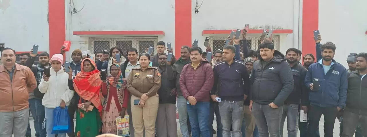 अमेठी पुलिस ने 13 लाख के 86 खोए मोबाइल लौटाए
