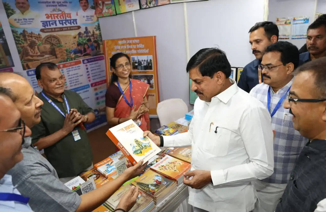 हिंदी साहित्य के प्रति मुख्यमंत्री का अनुराग, पुस्तक प्रदर्शनी में ‘भारतीय ज्ञान परंपरा’ और ‘ज्ञान संपदा’ देखी