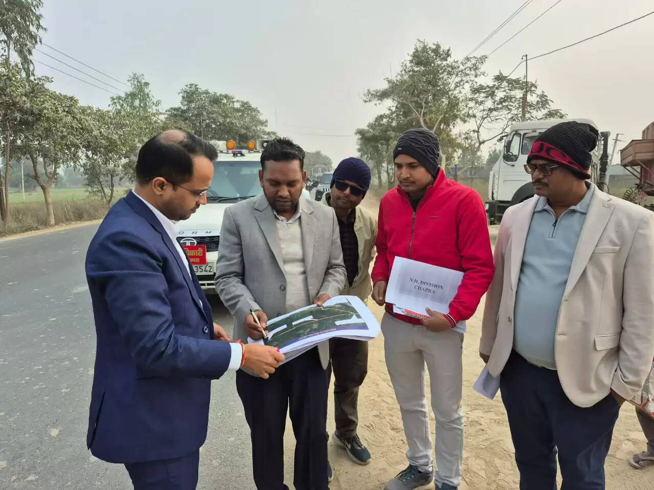 जिलाधिकारी ने किया विभिन्न पथ परियोजनाओं का स्थलीय निरीक्षण