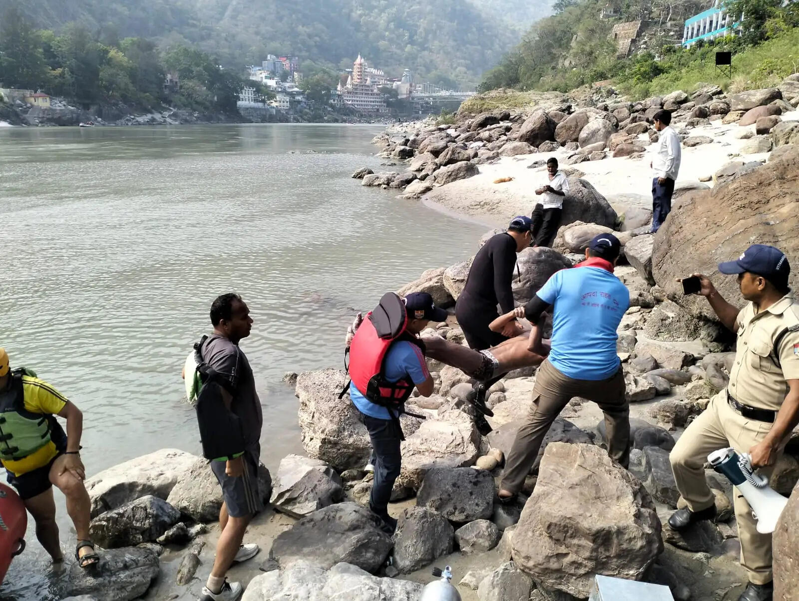 ऋषिकेश नीम बीच क्षेत्र में गंगा में डूबे दिल्लीवासी युवक का शव बरामद