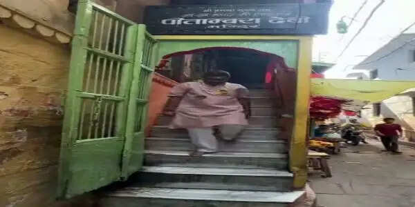 मां पीतांबरा और मां संकटा मंदिरों में विधायक डॉ नीलकंठ तिवारी ने किया दर्शन पूजन