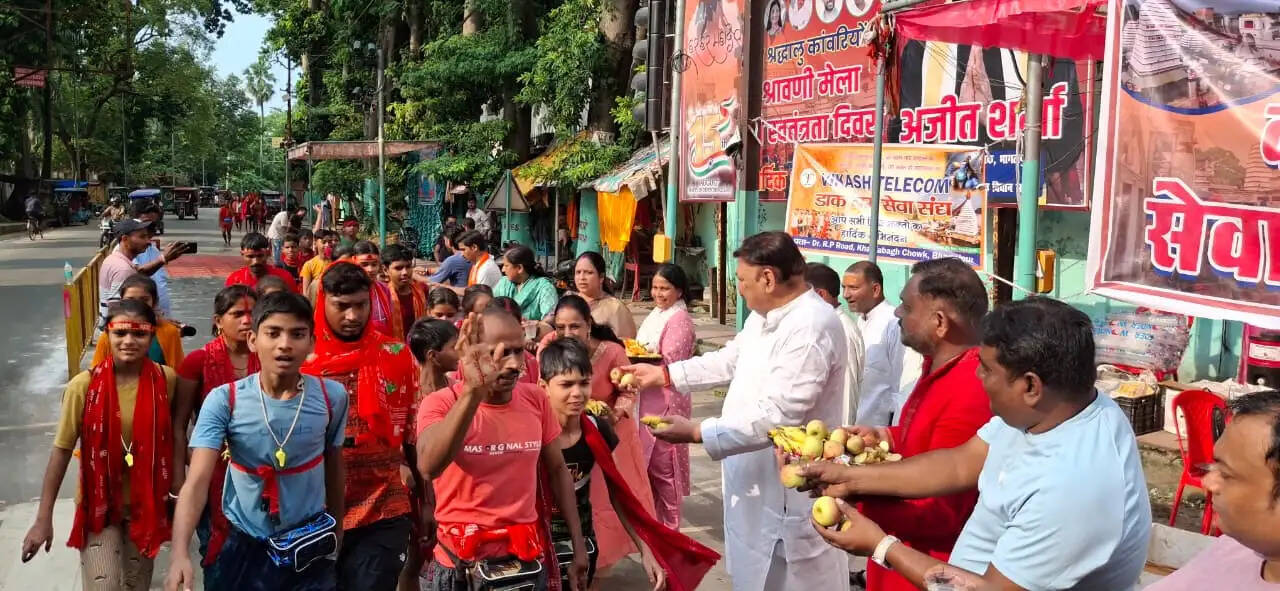 पूर्व विधायक अजीत शर्मा के सौजन्य से कांवरिया सेवा शिविर का आयोजन, बांटे फल और शीतल जल