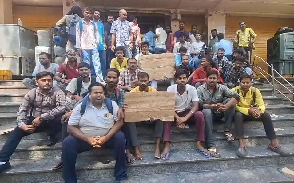 कमाई घटने से नाराज ब्लिंकिट के डिलीवरी राइडर्स हड़ताल पर, ऑनलाइन डिलीवरी सेवा ठप
