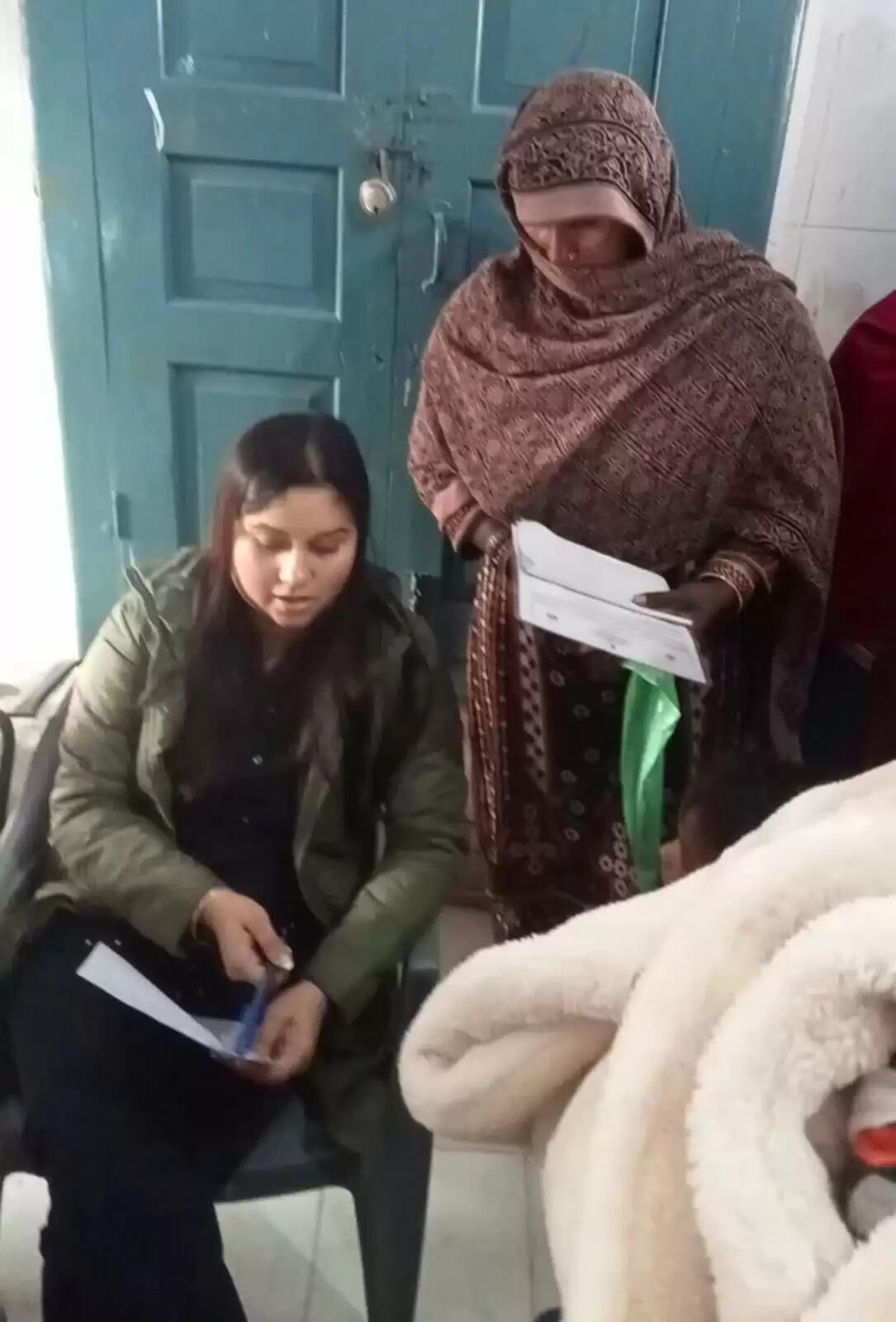 बच्चों के आधार नामांकन में अवैध वसूली पर तहसीलदार का छापा