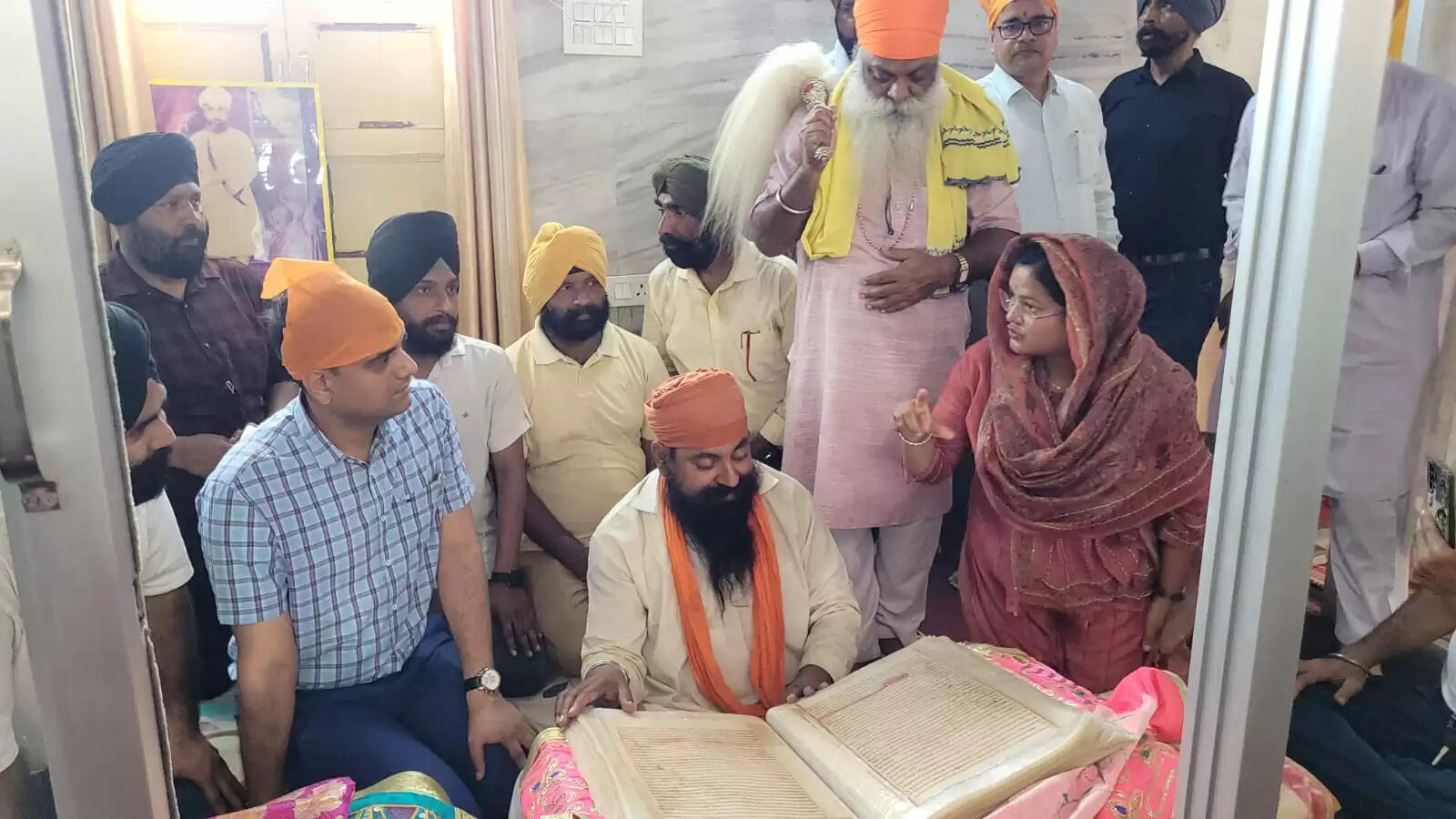 ऐतिहासिक गुरुद्वारा की पांडुलिपियों को धरोहर बनाने का डीएम ने दिया निर्देश