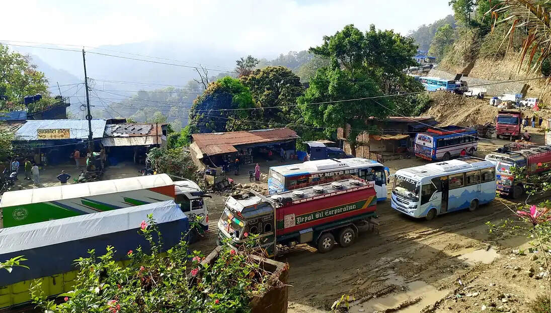 नेपाल में बाढ़ और भूस्खलन से पांच प्रमुख राजमार्ग बाधित, यातायात प्रभावित