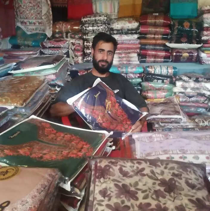 हस्तशिल्प मेले में कश्मीर के कपड़ों को बनारस के लोग कर रहे अत्यधिक पसंद