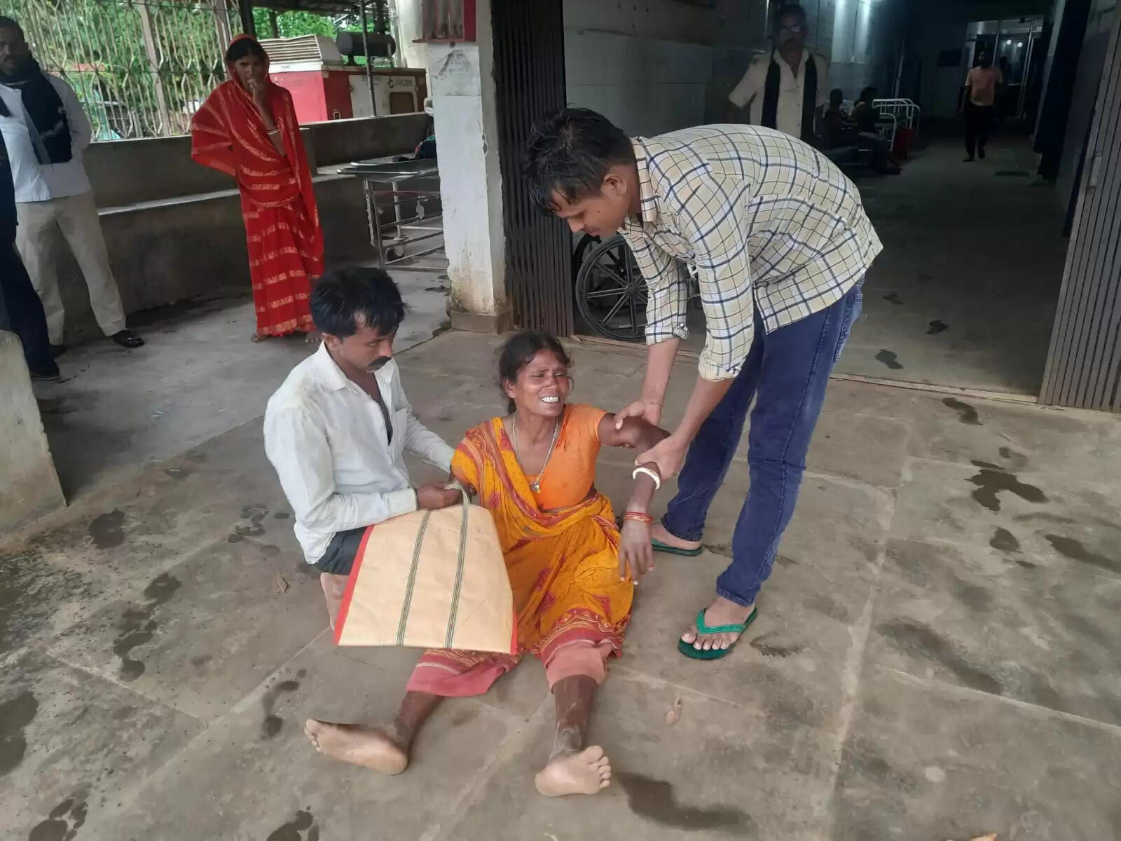 आकाशीय बिजली की चपेट में आने से महिला मौत, एक घायल