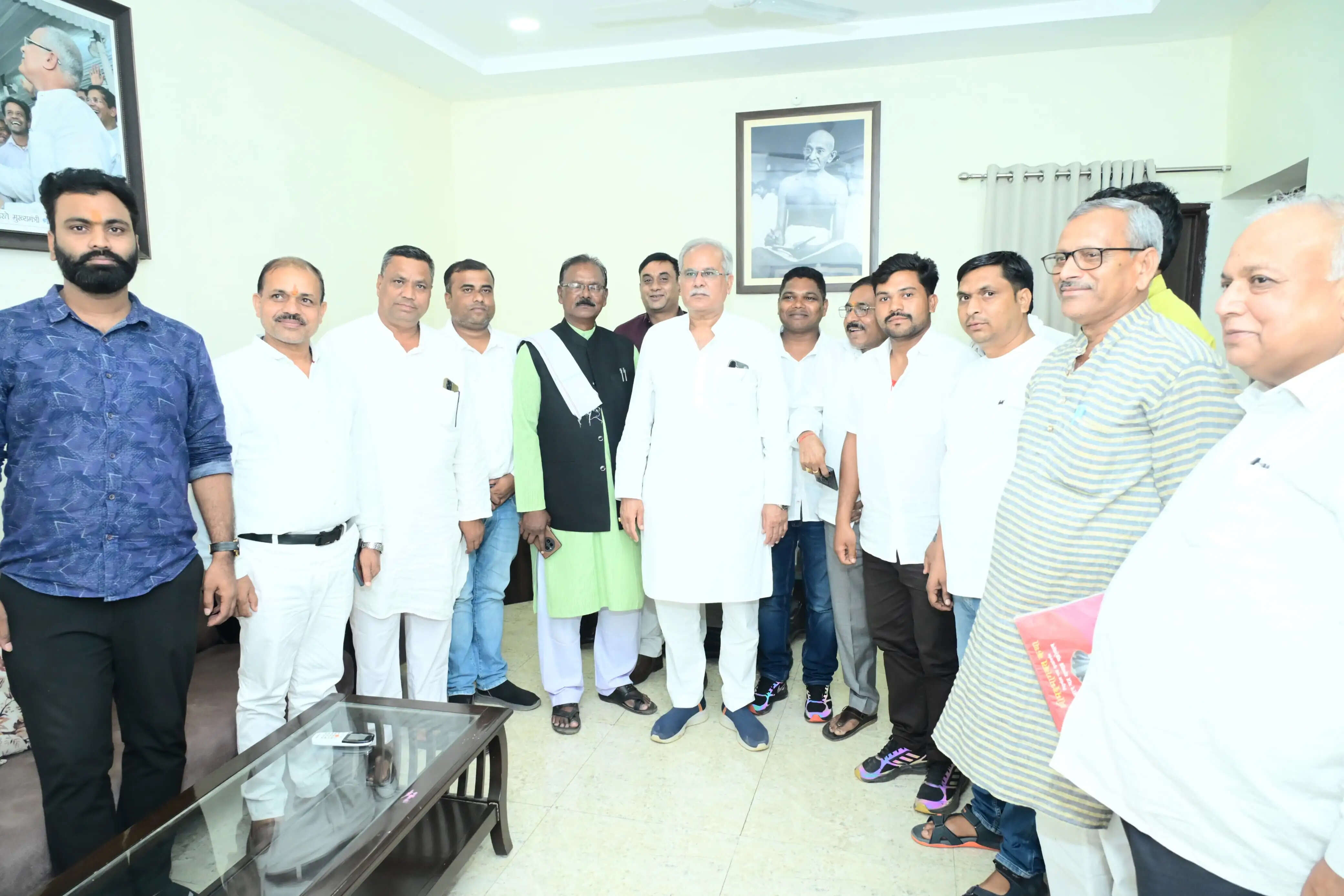 पूर्व मुख्यमंत्री भूपेश बघेल से मिले कांग्रेसी, बलरामपुर आने का दिया न्यौता