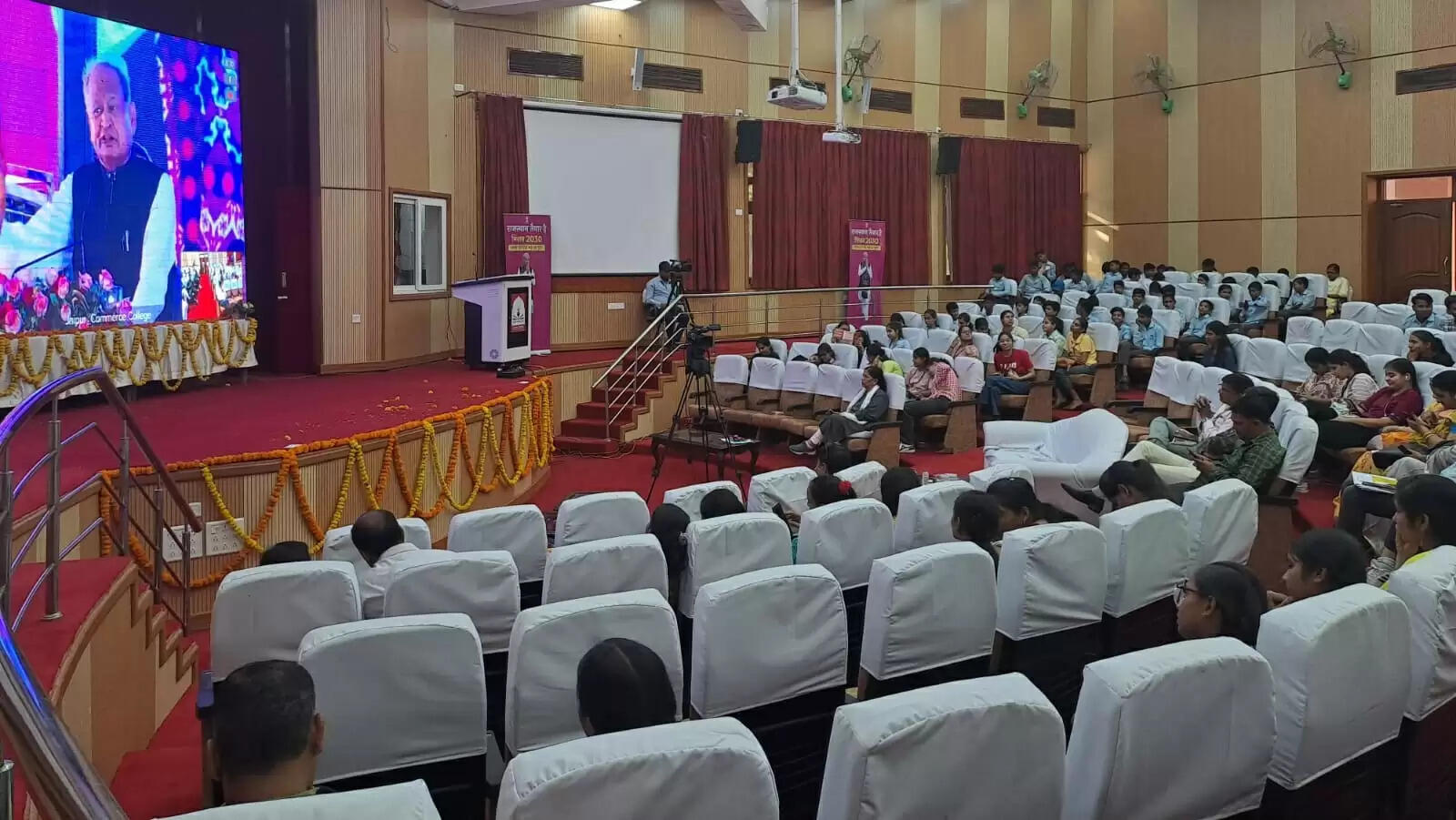 बीजेपी आलाकमान और वसुंधरा के बीच का झगड़ा, खामियाजा भुगत रहा राजस्थान : गहलोत