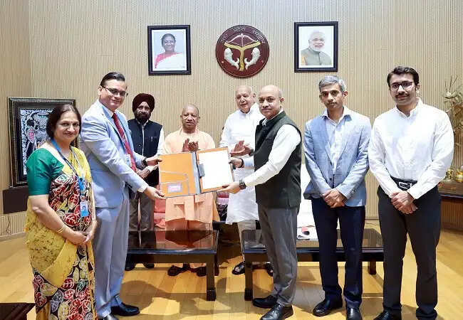 मुख्यमंत्री योगी ने डिफेंस इंडस्ट्रियल कॉरिडोर के चित्रकूट नोड में बीईएल के एमडी को 75 हेक्टेयर भूमि का आवंटन पत्र सौंपा