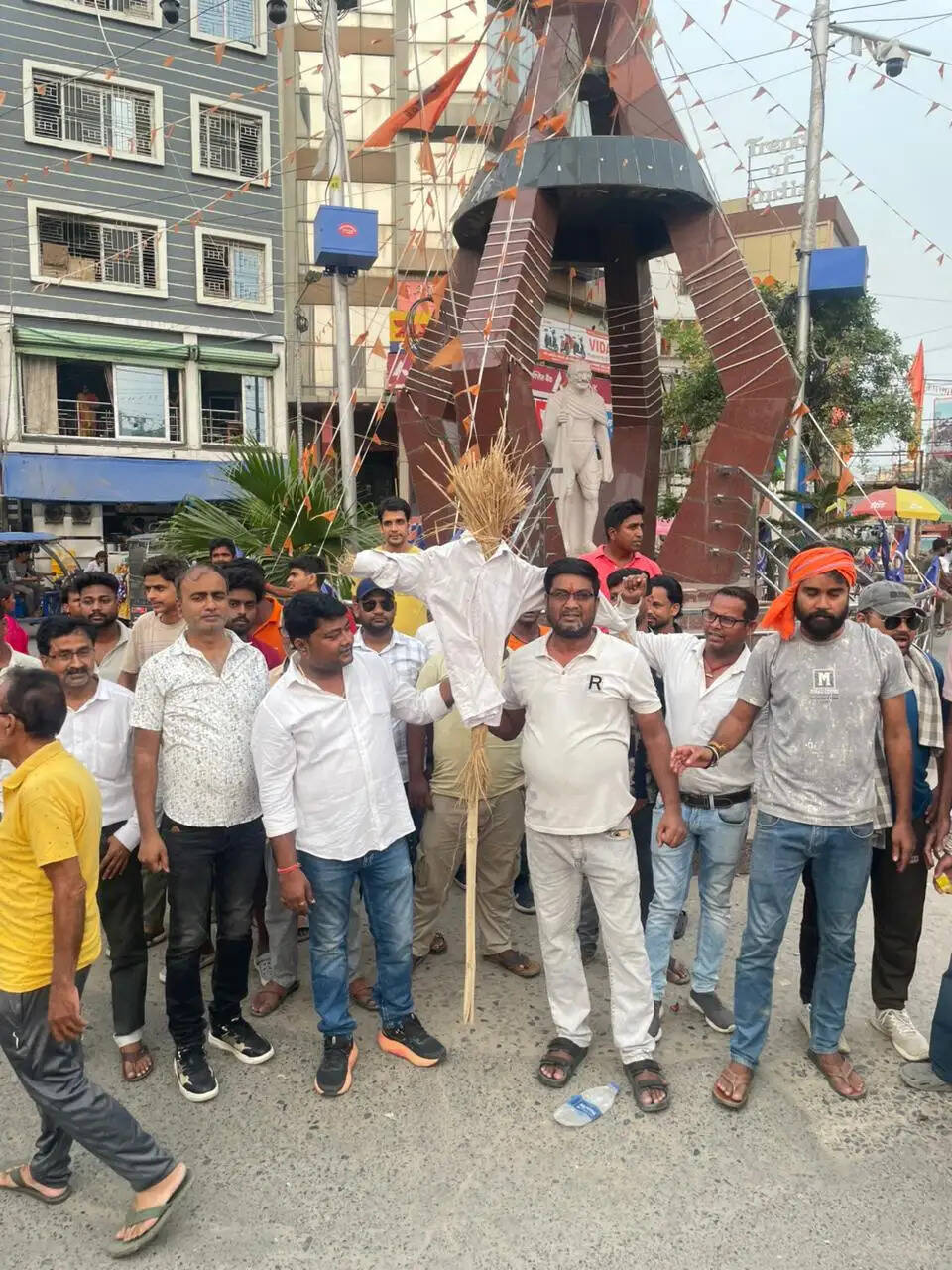 भीषण गर्मी में कटी बिजली तो भड़का कटिहार वासियों का आक्रोश