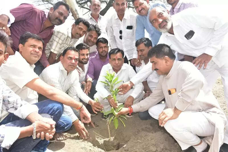 आयुष्मान कार्ड हर गरीब व्यक्ति के लिए इलाज का गारंटी कार्ड : उप मुख्यमंत्री देवड़ा