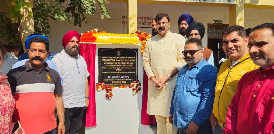 जीजीएचएस गोल गुजराल में छह कक्षाओं के ब्लॉक की आधारशिला