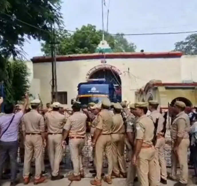 भाई अबान के जनाजे में शामिल होने कड़ी सुरक्षा में झांसी जेल से प्रयागराज के लिए निकला अली