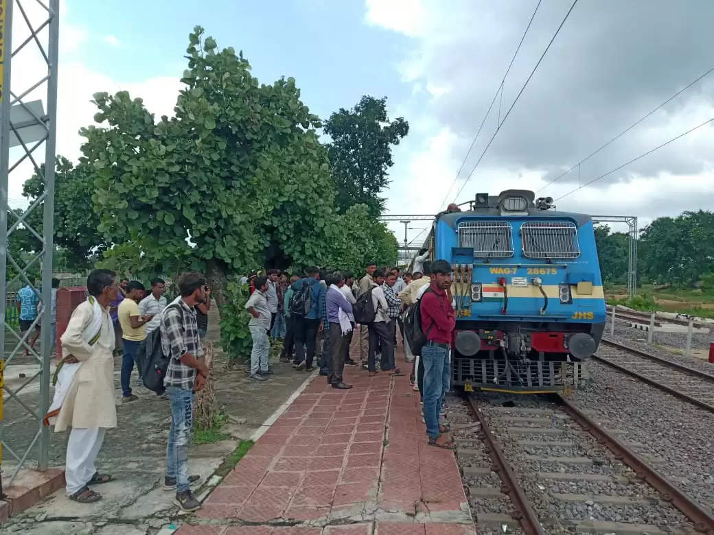 उप्र. के बेलाताल स्टेशन पर ट्रेन का इंजन हुआ खराब, अभ्यर्थियों को निजी वाहनों से पहुंचाया परीक्षा केंद्र