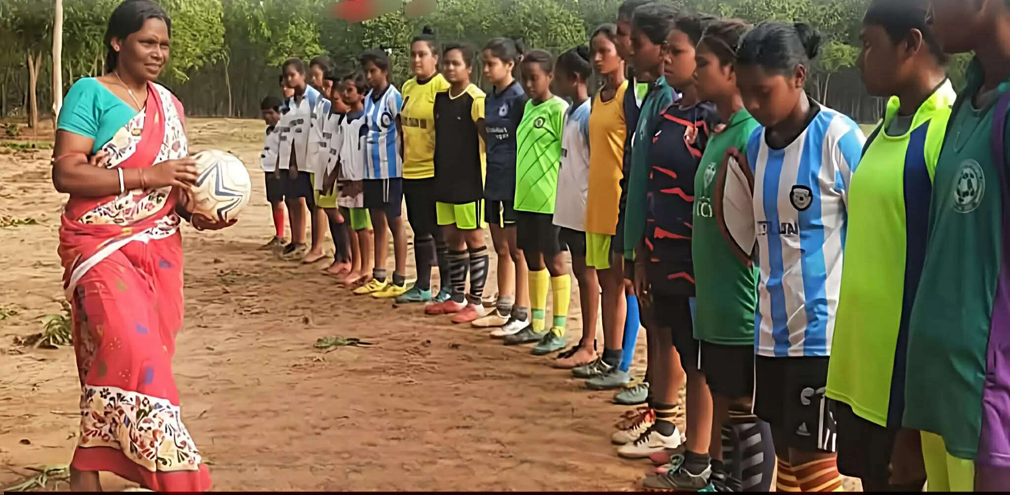 साड़ी में मैदान पर उतरकर फुटबॉल को नई उड़ान दे रही बांकुड़ा की कोच भारती