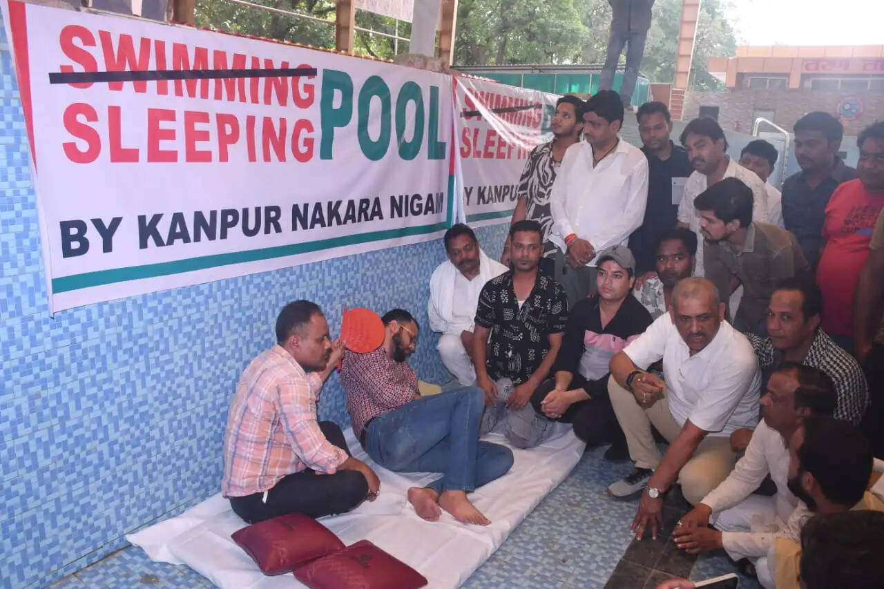 विधायक ने ड्राई स्विमिंग कर जताया विरोध, तरणताल की बदहाली पर उठाए सवाल