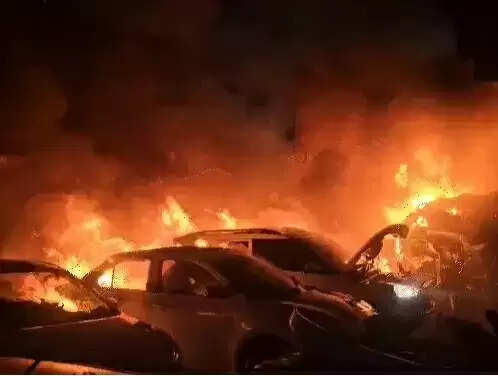धमाकों से दहला झुंझुनू शहर 18 कारें जलाईं