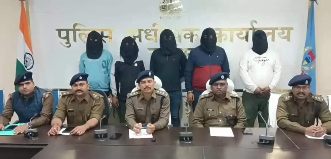 रंगदारी नहीं देने पर होटल में फायरिंग करने के मामले में दो भाई सहित पांच गिरफ्तार