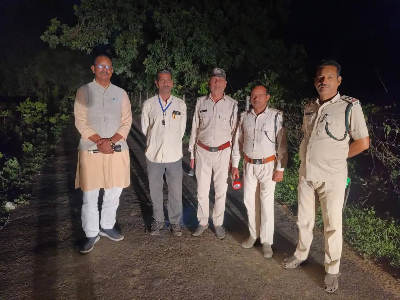 अनूपपुर: आयोग अध्यक्ष ने हाथी विचरण क्षेत्र का निरीक्षण, ग्रामीणों को सतर्क रहने की दी सलाह