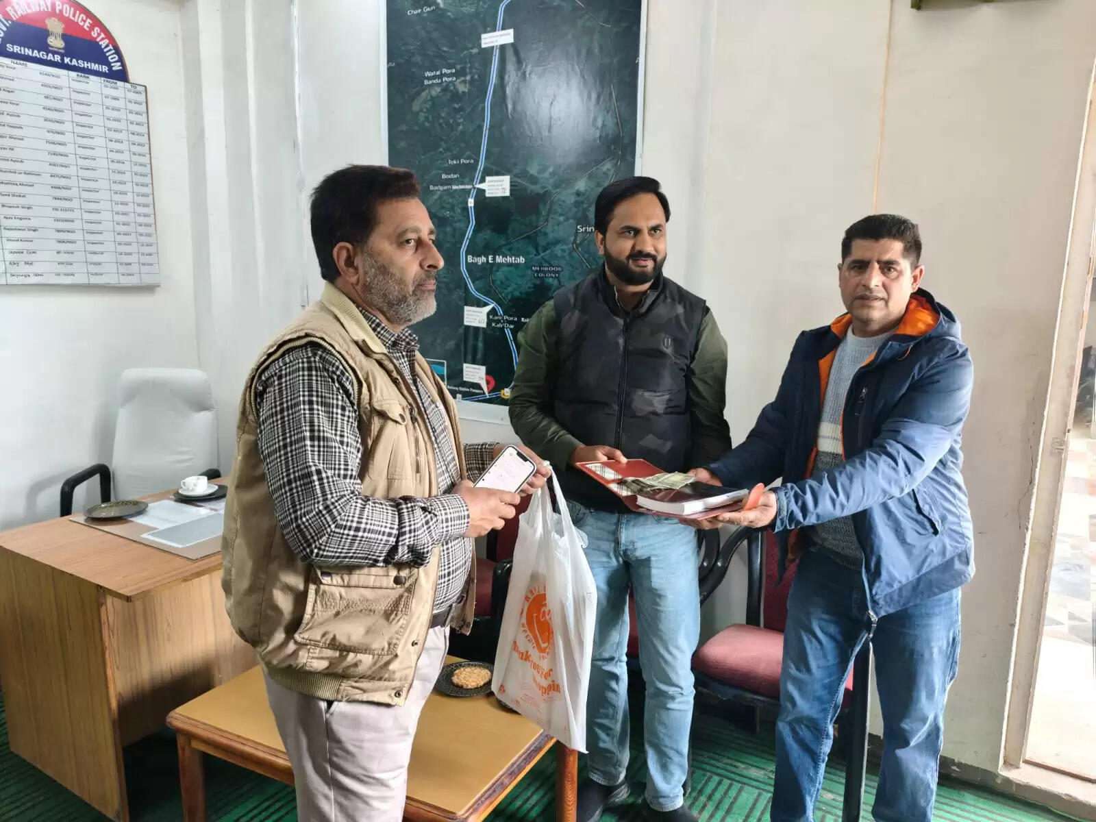 कश्मीर रेलवे पुलिस ने 30,000 रुपये नकद सहित बैग मालिक को लौटाया