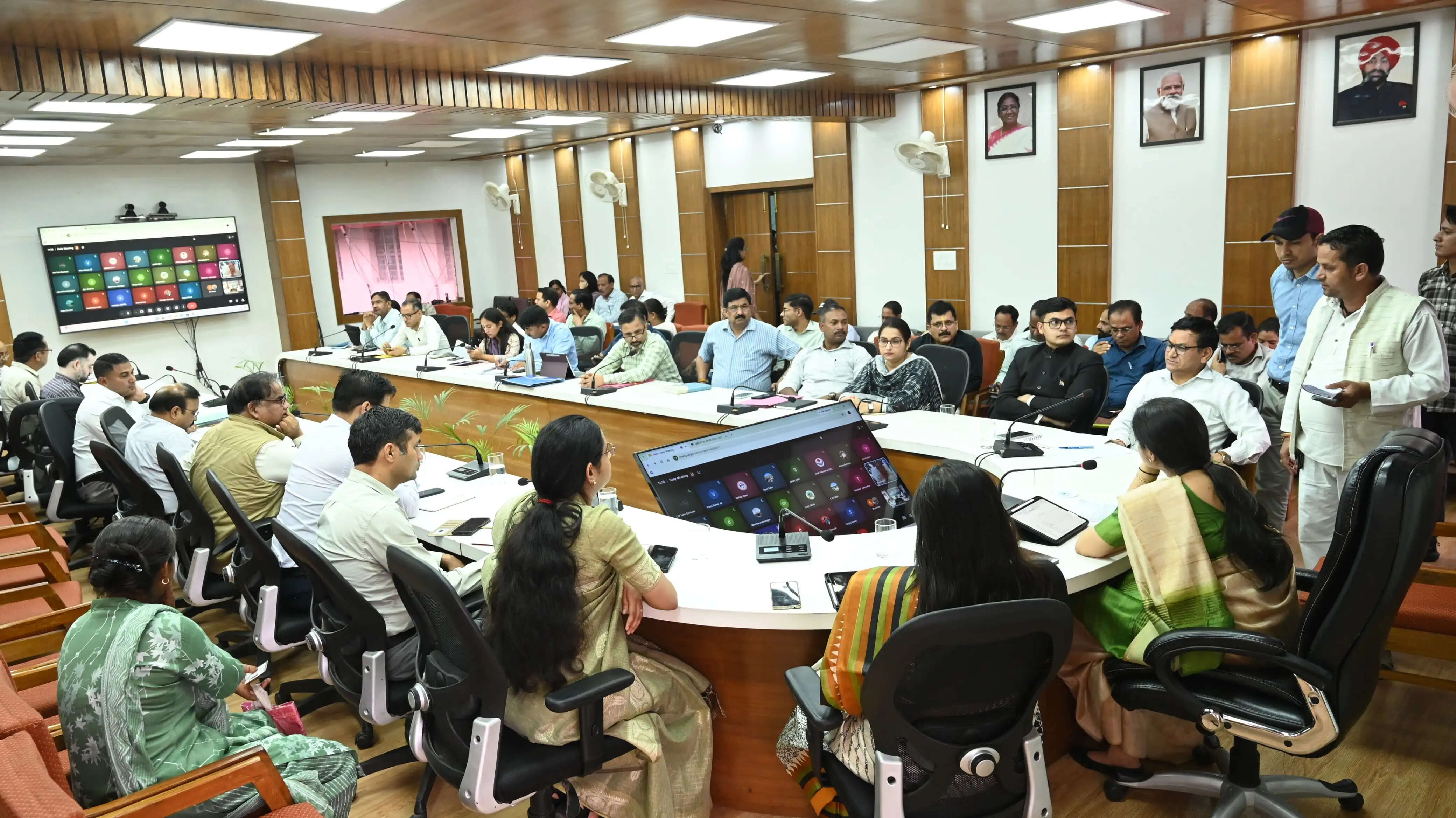लंबित&nbsp;वन&nbsp;भूमि&nbsp;प्रकरणाें&nbsp;काे&nbsp;तय&nbsp;समय&nbsp;में&nbsp;करें&nbsp;निस्तारित:&nbsp;डीएम