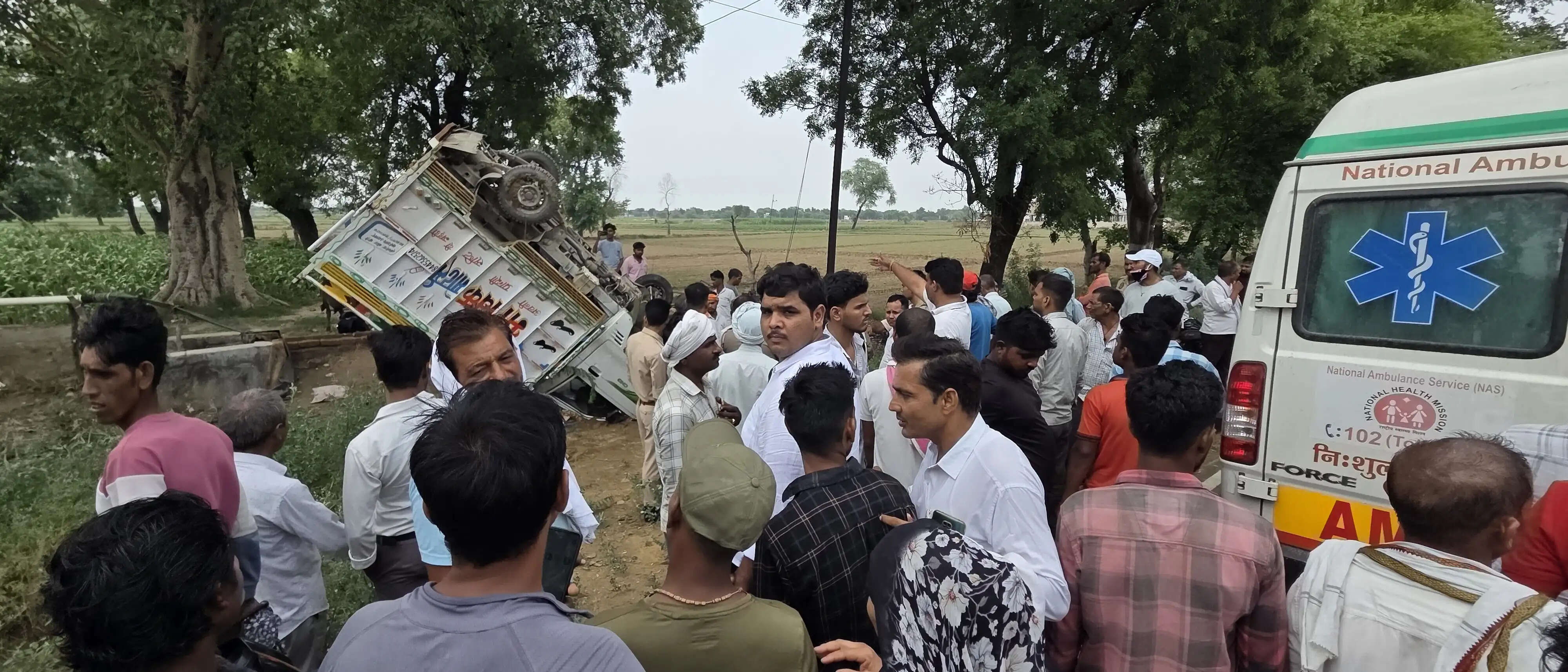हाथरस में चार पहिया वाहन पलटने से 12 से अधिक लोग घायल