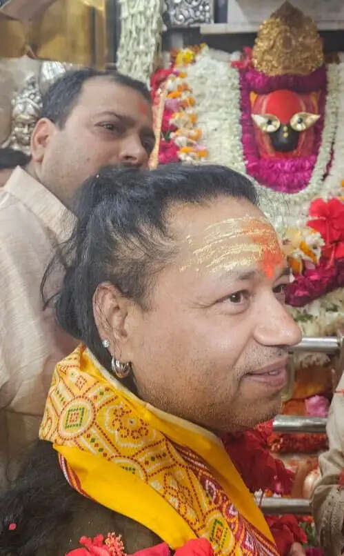 बॉलीवुड गायक कैलाश खेर ने किए मां विंध्यवासिनी के दर्शन, पूजा-अर्चना कर मांगा आशीर्वाद