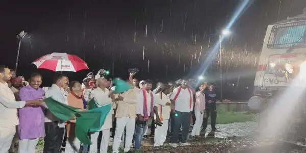 लूसा स्टेशन पर मूरी एक्सप्रेस का ठहराव शुरू, हरी झंडी दिखाकर रवाना की गई ट्रेन
