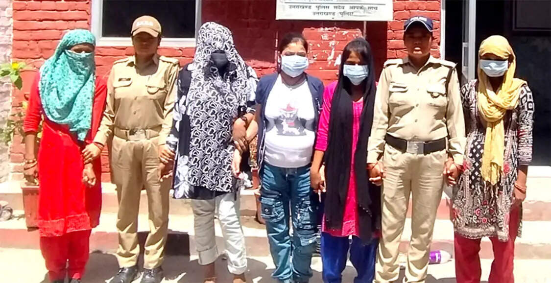 सार्वजनिक स्थान पर लोगों को अश्लील इशारे कर रही 5 महिलाएं हिरासत में