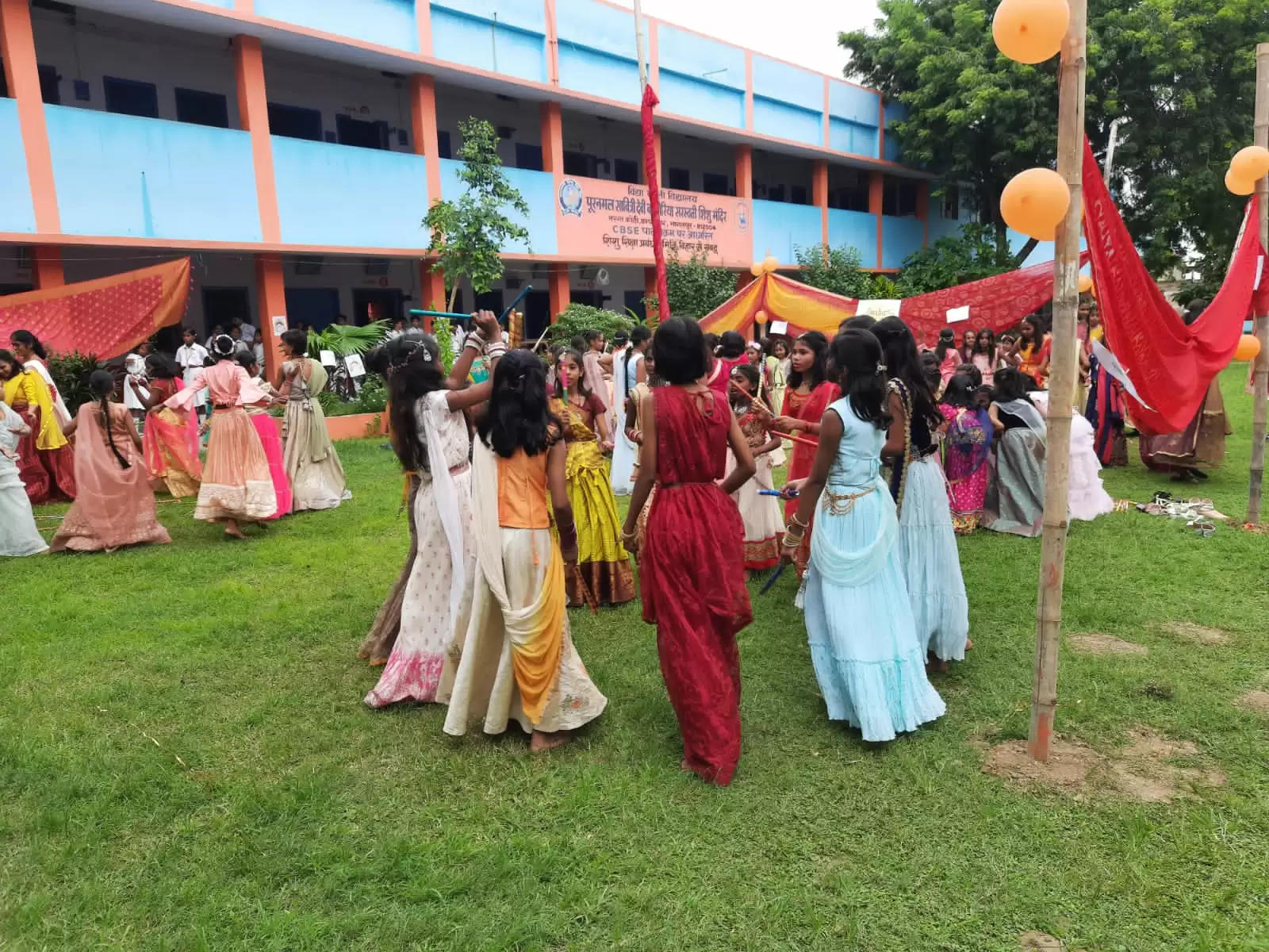 सरस्वती शिशु मंदिर में दुर्गा पूजा पर डांडिया नृत्य