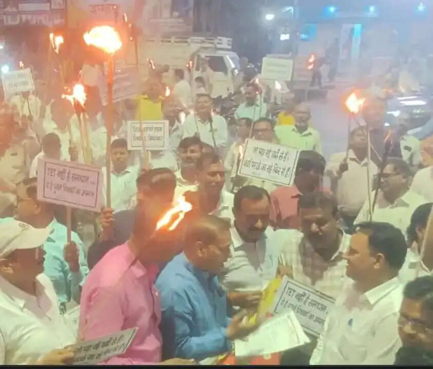 शिक्षकों ने अपनी विभिन्न मांगों को लेकर निकाला मशाल जुलूस