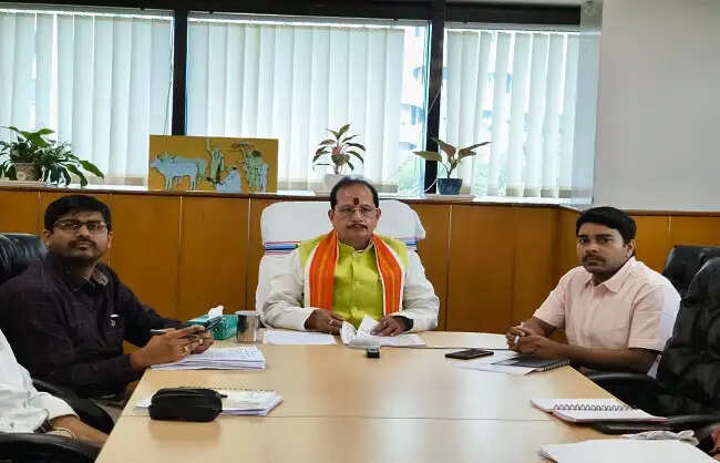 किसानों को गुणवत्तापूर्ण कृषि उपादान उपलब्ध कराना सरकार की प्राथमिकता : विजय कुमार सिन्हा
