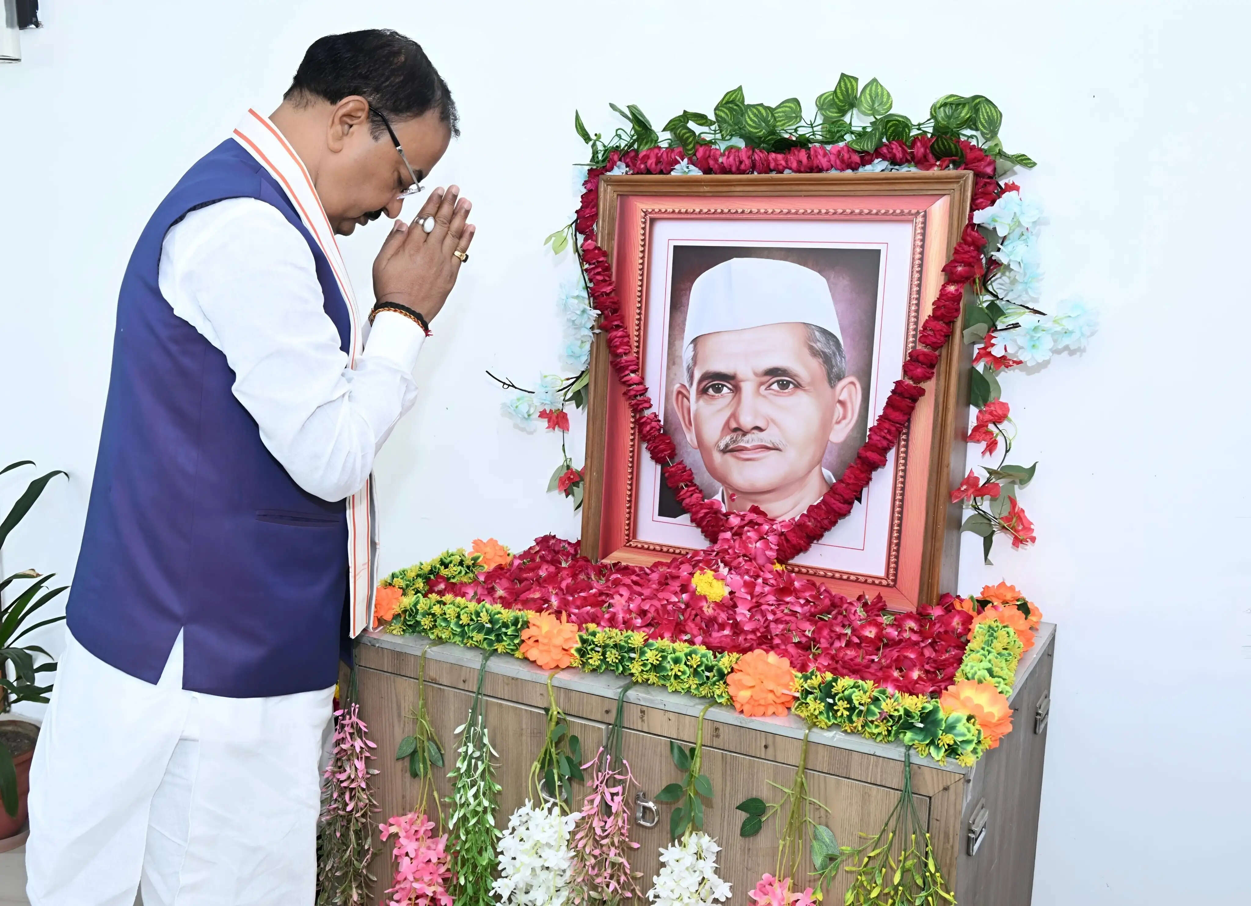 केशव प्रसाद मौर्य ने जयंती पर राष्ट्रपिता महात्मा गांधी और 'भारत रत्न' लाल बहादुर शास्त्री के चित्रों पर की पुष्पांजलि