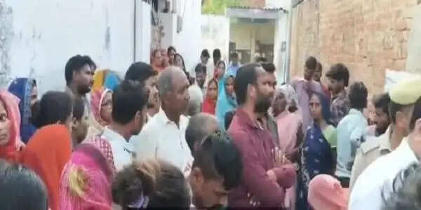 लखनऊ में फांसी पर लटका मिला पति का शव, चारपाई पर मृत मिली पत्नी