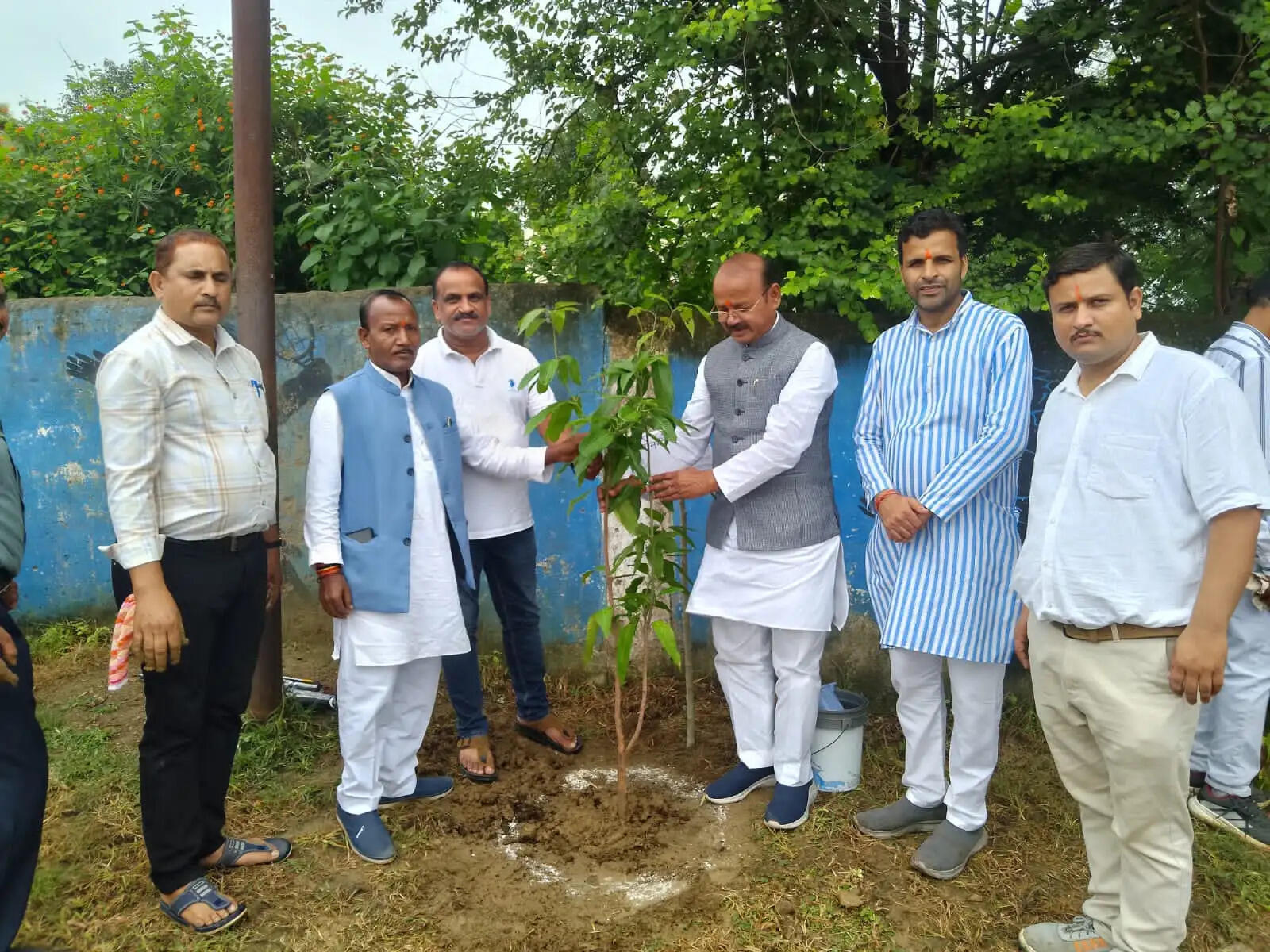 अनूपपुर में स्वतंत्रता दिवस पर विद्यार्थियों के साथ बैठे राज्यमंत्री, ‘पीएम पोषण’ के विशेष भोज में किया भोजन