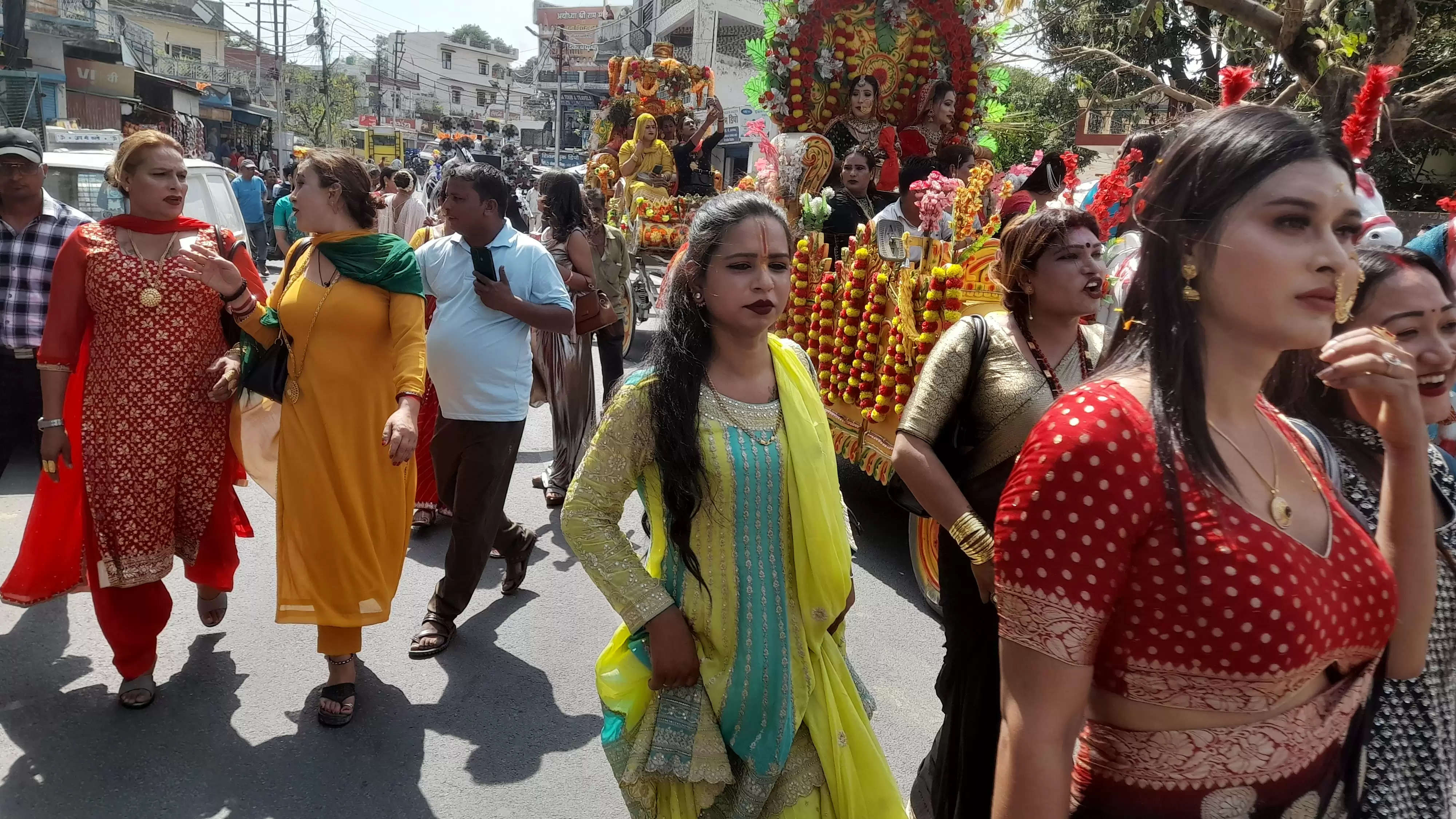 ऋषिकेश में पहली बार किन्नर समाज की कुलदेवी बोचरा माई की नगर में बैंड बाजों के साथ धूमधाम से निकली शोभायात्रा