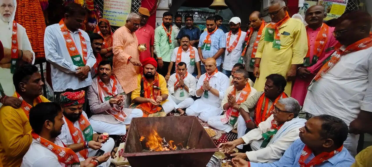 प्रधानमंत्री&nbsp;के जन्मदिन पर कचहरी दुर्गा मंदिर में गूंजे वैदिक मंत्र, भाजपा कार्यकर्ताओं ने किया हवन-पूजन