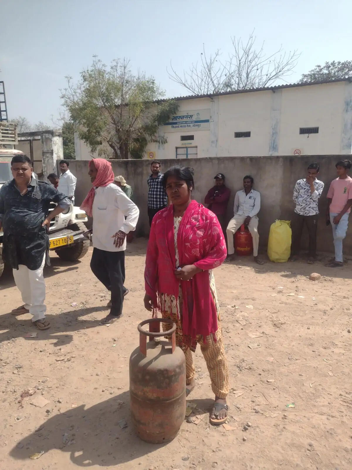 जौनपुर में एलपीजी गैस की कालाबाजारी का भंडाफोड़, तीन जनसेवा केंद्रों से 81 सिलेंडर बरामद